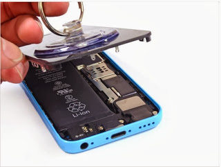 Detailed internal components of the iPhone 5c smartphone