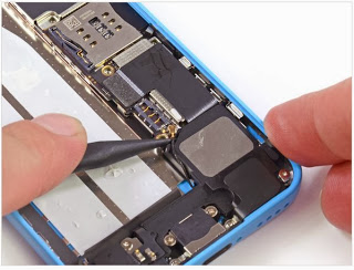 Detailed internal components of the iPhone 5c smartphone