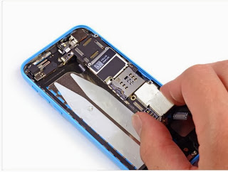 Detailed internal components of the iPhone 5c smartphone